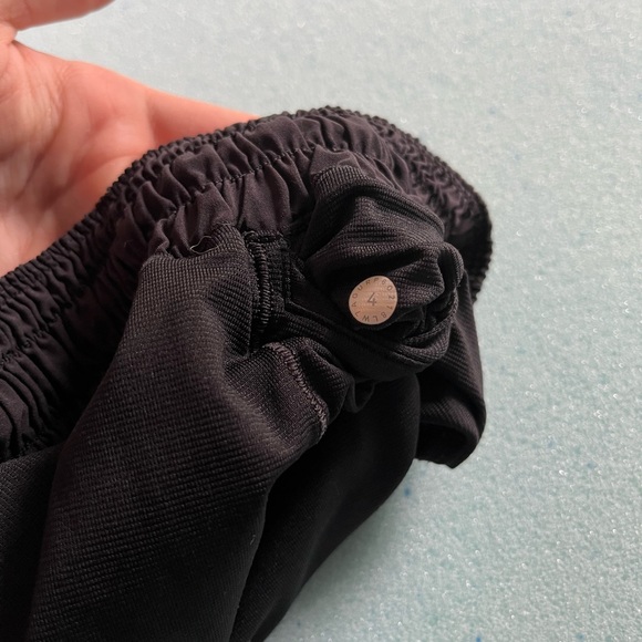 Lululemon Hotty hot mid\low rise 2.5 inseam shorts - Picture 4 of 6